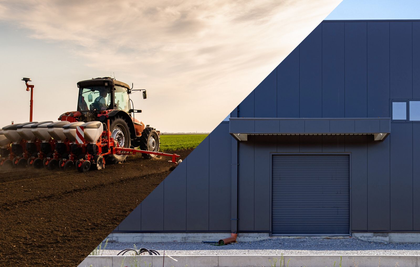 Eine Person in Trauerkleidung hält zwei weiße Rosen während einer Beerdigung