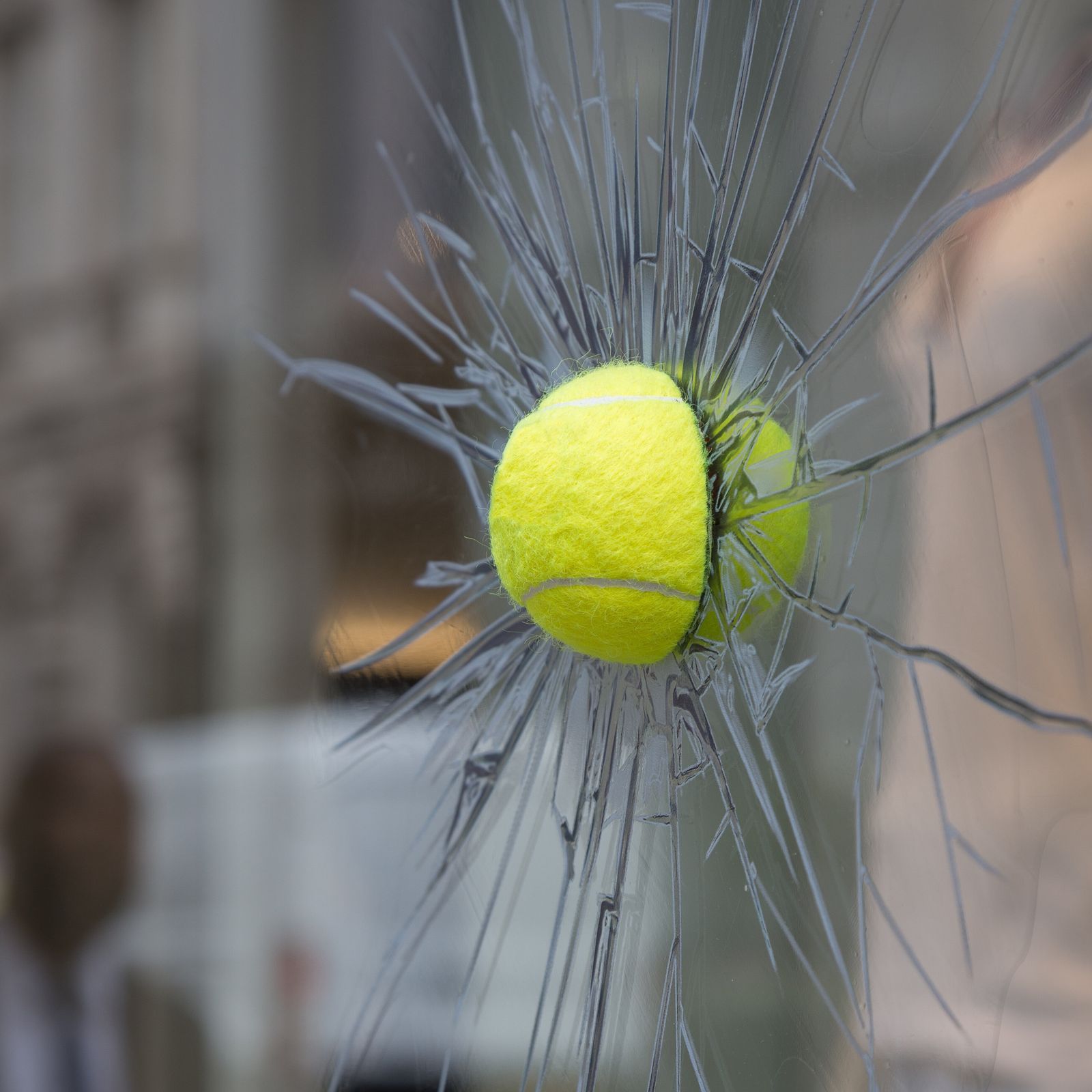 Ein Junge zerkratzt mit seinem Fahrrad ein stehendes Auto